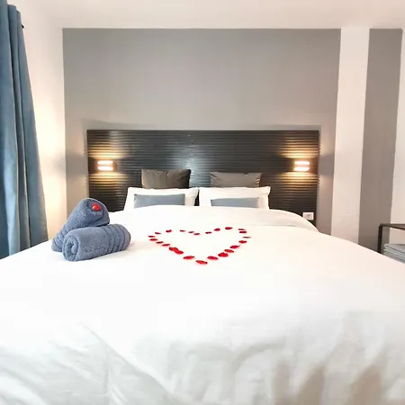 Rooftop Pamro - Private Jacuzzi - Fitness Area - Free Wifi - Air Conditioner - Pool - Modern & Comfortable - Sunnygolf Holiday home *