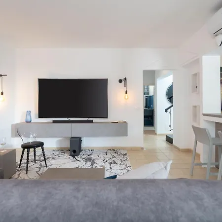 Rooftop Pamro - Private Jacuzzi - Fitness Area - Free Wifi - Air Conditioner - Pool - Modern & Comfortable - Sunnygolf