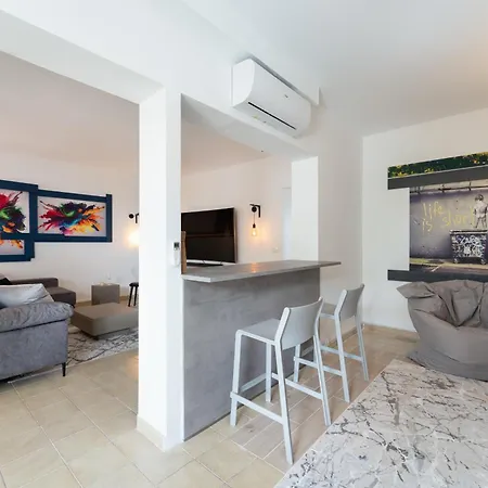 Rooftop Pamro - Private Jacuzzi - Fitness Area - Free Wifi - Air Conditioner - Pool - Modern & Comfortable - Sunnygolf *