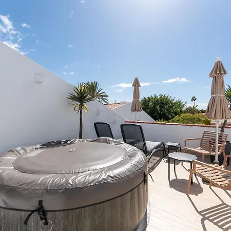 Rooftop Pamro - Private Jacuzzi - Fitness Area - Free Wifi - Air Conditioner - Pool - Modern & Comfortable - Sunnygolf